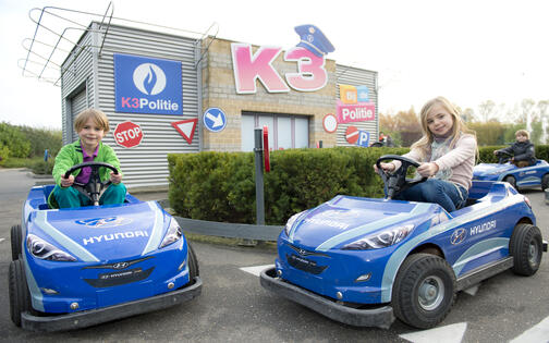 2 kleuters in speelgoedauto's in Plopsa Indoor Hasselt