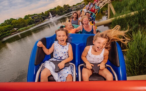 2 jonge gillende meisjes in rollercoaster okidoki in Bobbejaanland