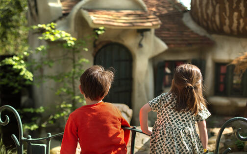 Kinderen kijken naar huisje in het sprookjesbos