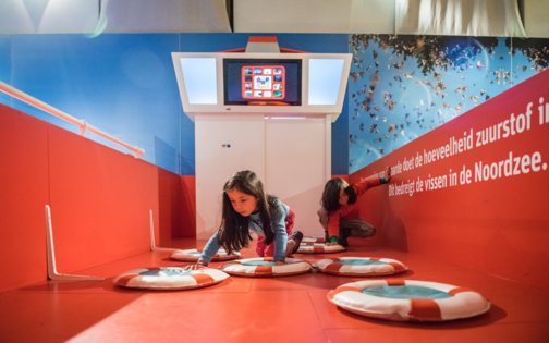 2 kinderen op ontdekking in het museum de Wereld van Kina, ze leren over de zuurstof in de noordzee