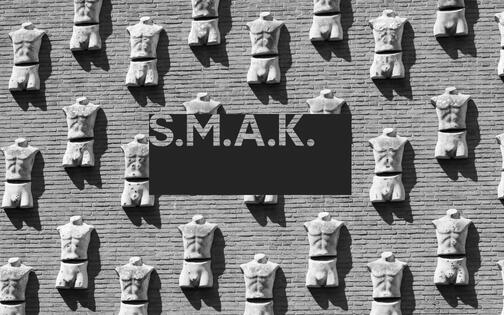 linkervoorgevel van het SMAK met reusachtig kunstwerk OLAM van Danny Matthys: opgebouwd uit tientallen levensgrote bustes in gepigmenteerd beton die vastgeankerd zijn in de voorgevel van het bekende museum