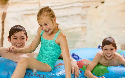3 kinderen op zwembanden in de lazy river van Bellewaerde aquapark