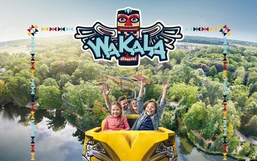 promotieaffiche voor de nieuwste rollercoaster Wakala, een gele wagentje met daarin een enthousiaste gezin, achtergrond is bovenzicht van een bos