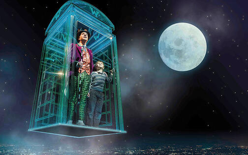Willy Wonka en Charlie in een soort teletijdmachine in de nacht met de maan op de achtergrond