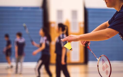 mensen spelen badminton in  zaal