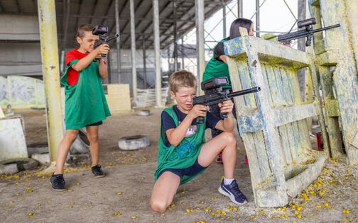 Kinderen spelen met de laserpistolen
