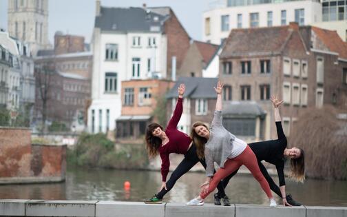 3 vrouwen in yoga pose
