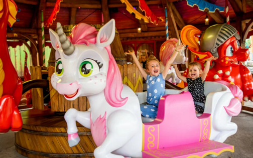 2 kinderen op een kindermolen