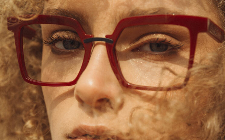 portret van een vrouw met rode bril