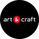 logo art & craft zwarte bol witte letters en & teken in rode bol