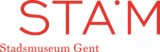 logo van het museum STAM, STAM geschreven in rode hoofdletters