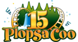 logo Plopsa Coo  15 jaar, gele letters met op achtergrond dennenbomen,  waterval en roetsjbaan