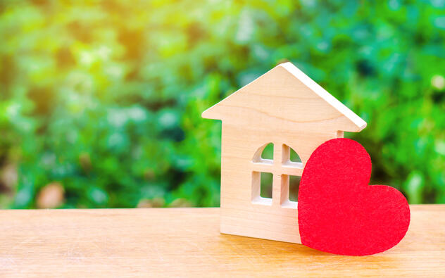 houten huisje met rood hartje