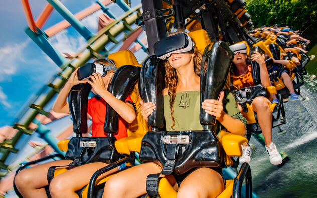 mensen in de rollercoaster dreamcatcher in Bobbejaanland, een rollercoaster van 600 m lang waarbij je ook een virtual reality bril moet opzetten