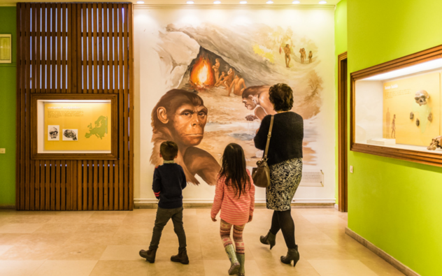 2 Kinderen en hun moeder in het museum Wereld van Kina