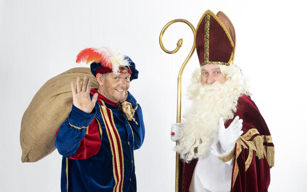 Piet en Sint zwaaien