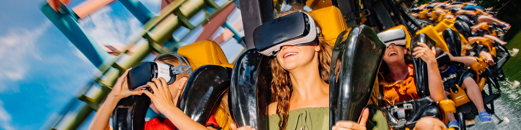 mensen in de rollercoaster dreamcatcher in Bobbejaanland, een rollercoaster van 600 m lang waarbij je ook een virtual reality bril moet opzetten