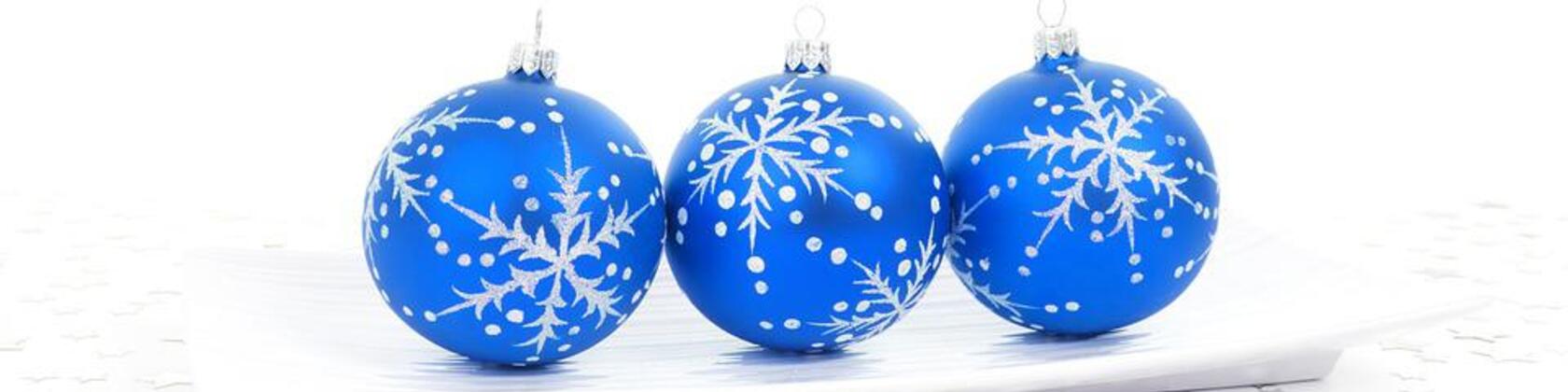 3 blauwe kerstballen op een rij